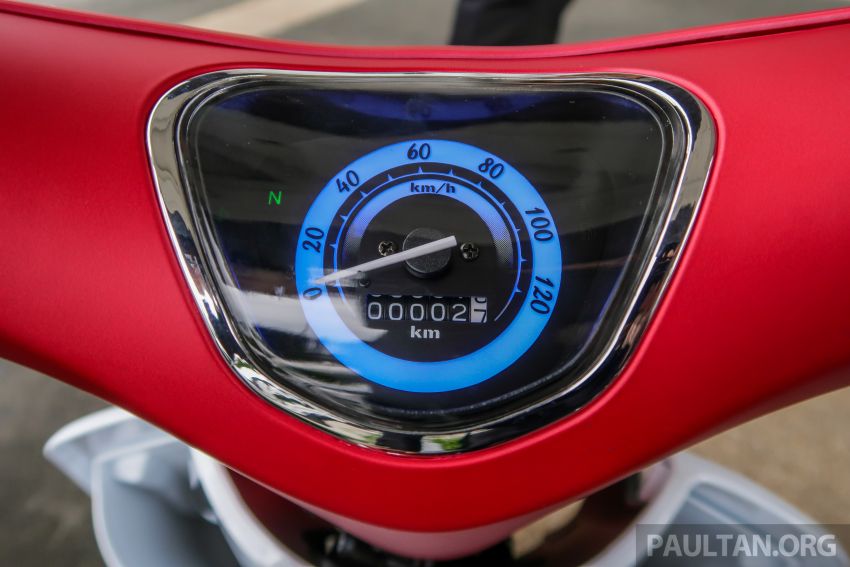 Đồng hồ với đèn nền màu xanh Đồng hồ với đèn nền màu xanh