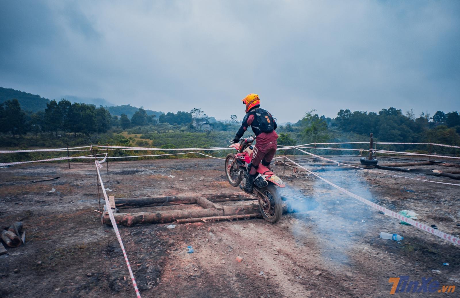 Các chướng ngại vật mà ban tổ chức sắp xếp, tạo ra để thử sức vận động viên đều đã làm rất tốt nhiệm vụ của mình Các chướng ngại vật mà ban tổ chức sắp xếp, tạo ra để thử sức vận động viên đều đã làm rất tốt nhiệm vụ của mình
