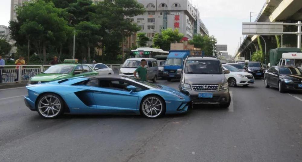 Chiếc Lamborghini Aventador S Roadster tại hiện trường vụ tai nạn liên hoàn