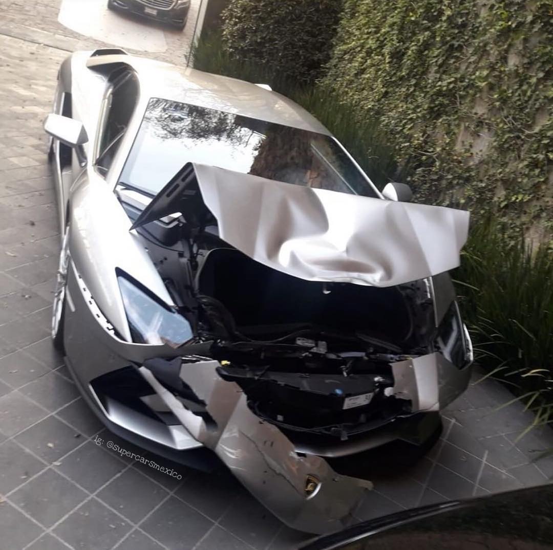 Chiếc Lamborghini Aventador S bị hỏng khá nặng ở phần đầu xe