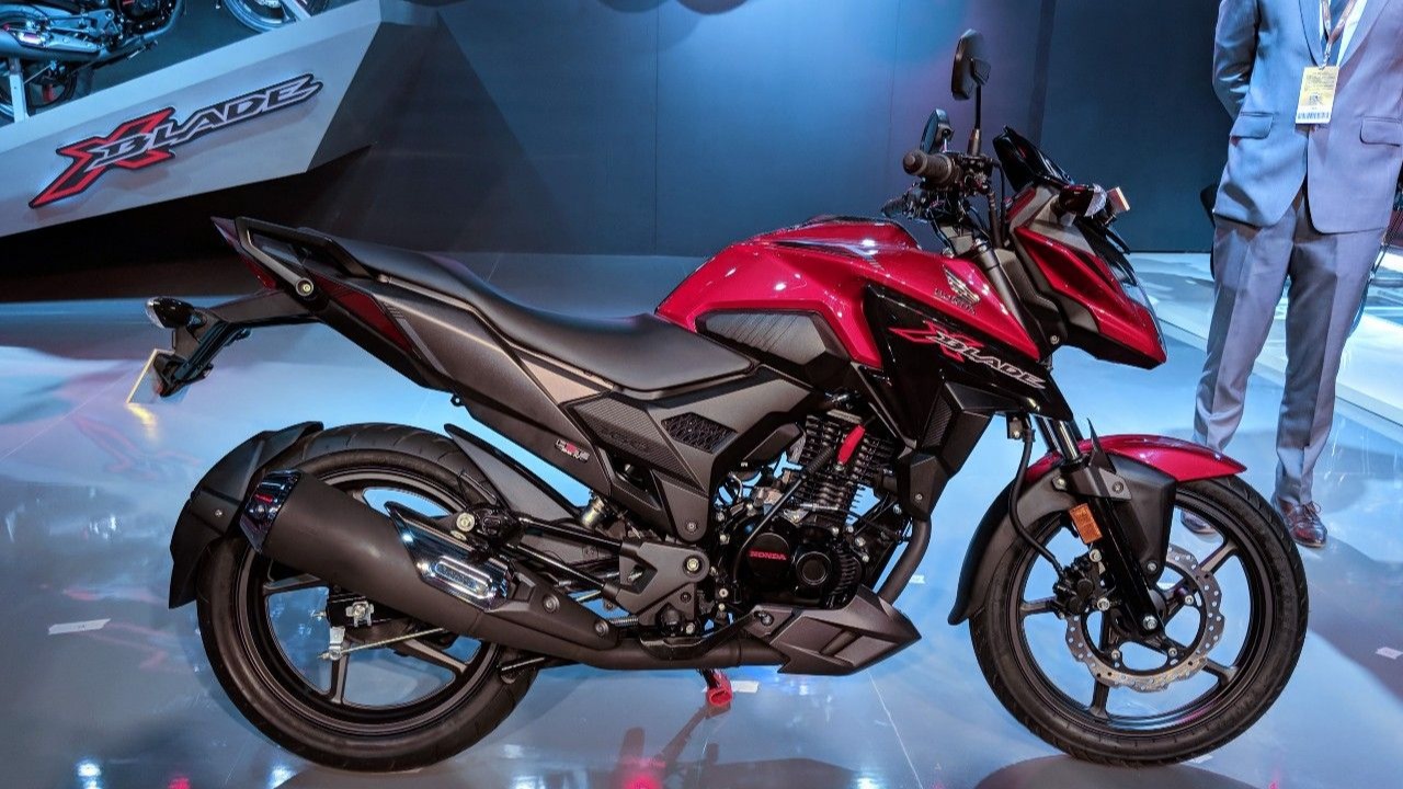 X-Blade ABS trang bị thêm ốp gầm máy và ốp che phuộc trước