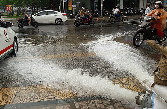 Máy bơm hoạt động hết công suất để đẩy nước ra ngoài