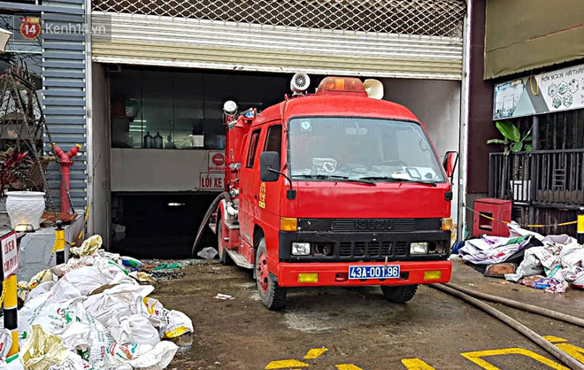 Xe chuyên dụng của lực lượng PCCC được điều động đến chung cư Hoàng Anh Gia Lai để hút nước ra khỏi hầm