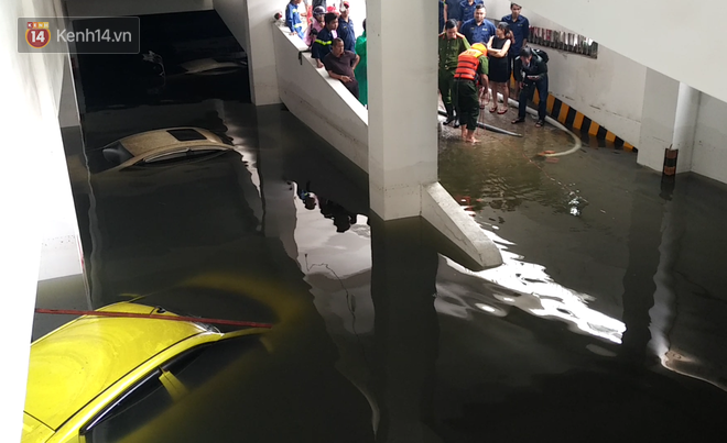 Các chiến sĩ PCCC ngâm mình trong nước để lắp đặt các vòi hút nước cho máy bơm