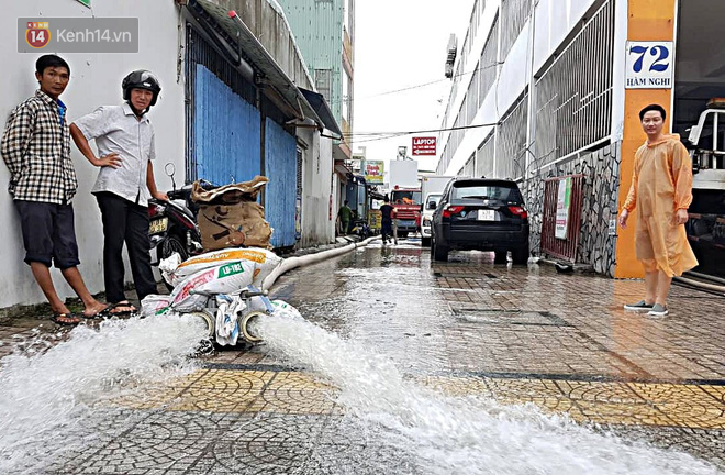 Máy bơm chạy hết công suất giải cứu BMW, Mercedes, Range Rover cùng nhiều ô tô, xe máy ngập nước trong hầm chung cư ở Đà Nẵng