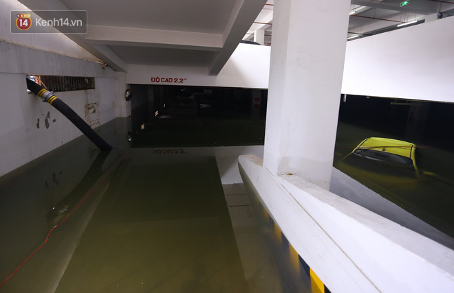 Hiện vẫn còn hơn chục ô tô hạng sang bị ngập nước tại hầm của khu chung cư này