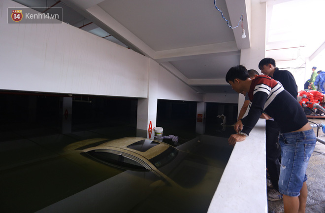 Công dân chung cư Hoàng Anh Gia Lai (Đà Nẵng) xót xa khi chứng kiến tài sản của mình bị ngập sâu trong nước