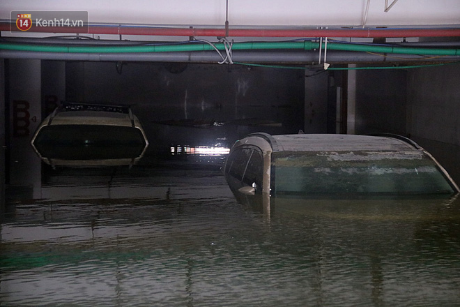 Hàng chục xế hộp bị chìm trong nước tại hầm để xe