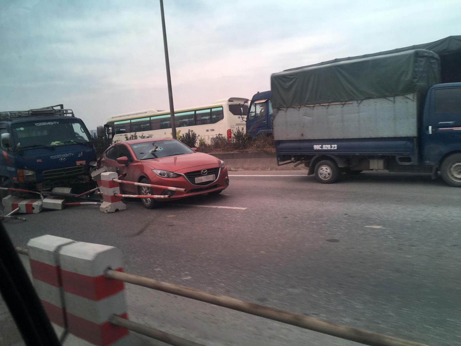 Cả hai chiếc ô tô đều bị hư hỏng sau vụ tai nạn Cả hai chiếc ô tô đều bị hư hỏng sau vụ tai nạn