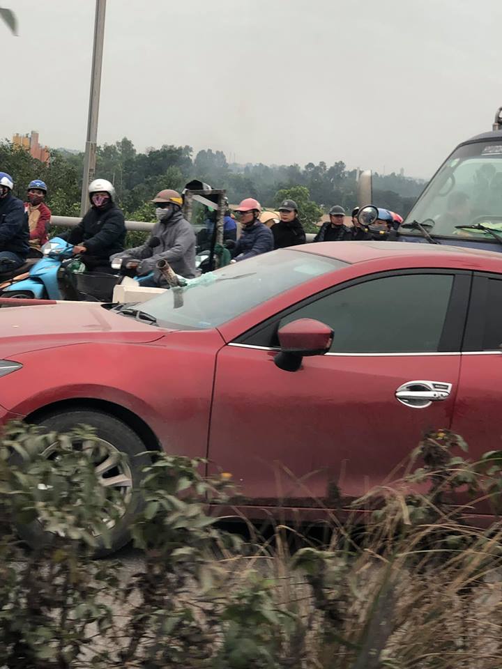 Hình ảnh thanh sắt xuyên thủng cả kính chắn gió của chiếc Mazda3 khiến nhiều người hoảng hồn khi nhìn thấy Hình ảnh thanh sắt xuyên thủng cả kính chắn gió của chiếc Mazda3 khiến nhiều người hoảng hồn khi nhìn thấy