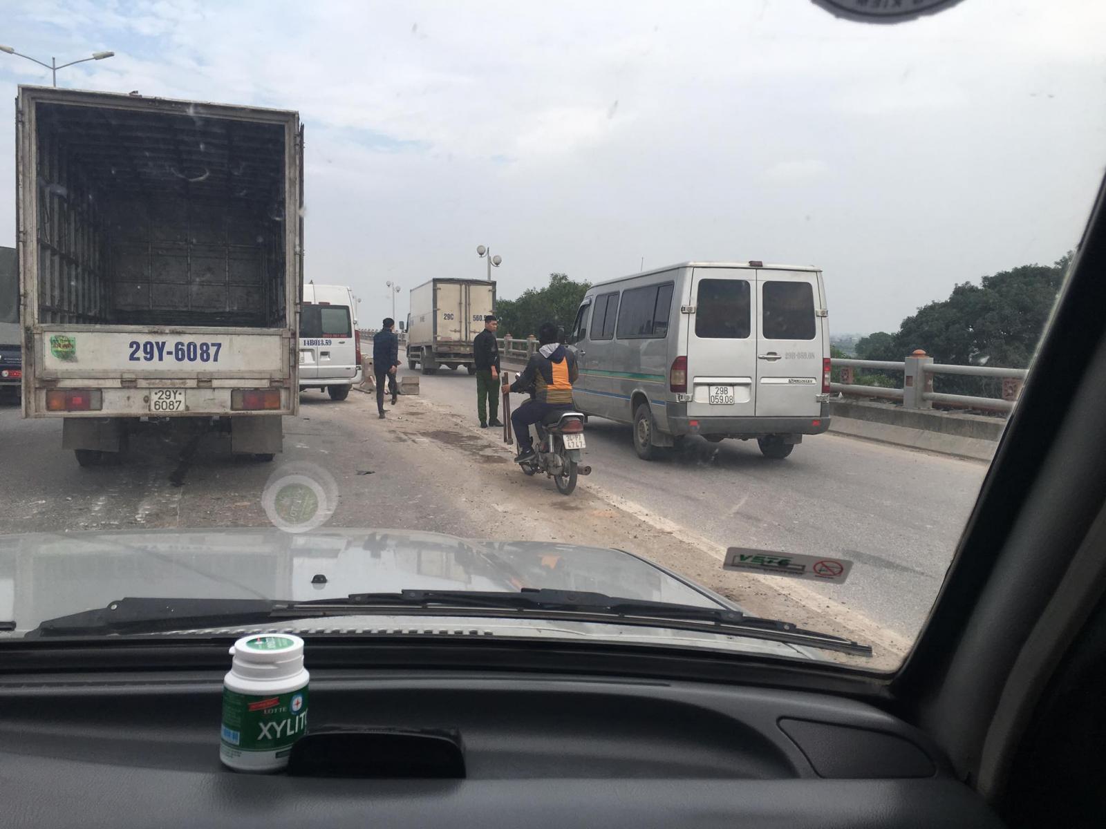 Một đoạn dải phân cách khá dài đã bị đâm văng trong vụ tai nạn này Một đoạn dải phân cách khá dài đã bị đâm văng trong vụ tai nạn này