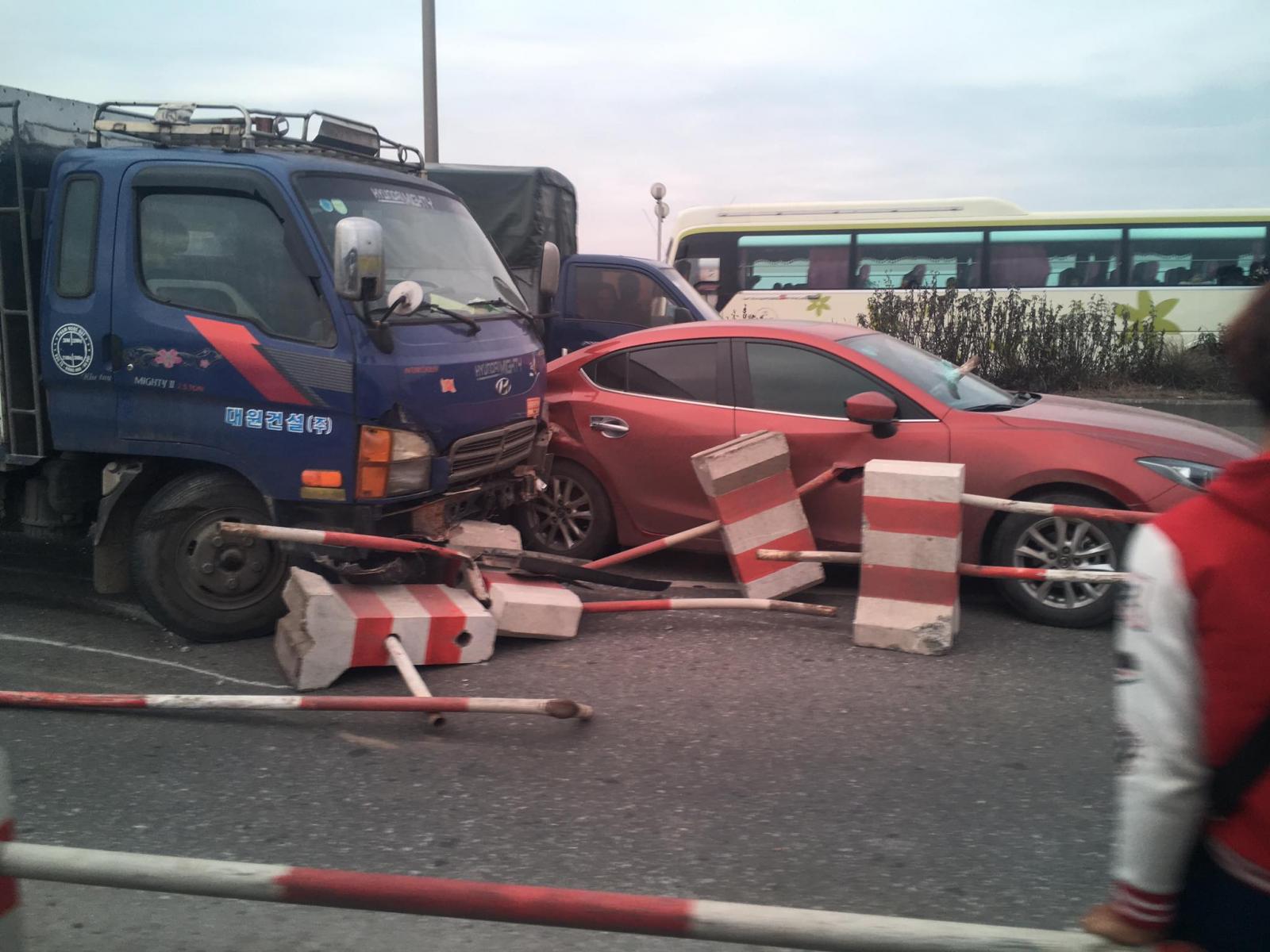 Chiếc Mazda3 bị thanh sắt của dải phân cách đâm xuyên qua cửa và kính chắn gió Chiếc Mazda3 bị thanh sắt của dải phân cách đâm xuyên qua cửa và kính chắn gió