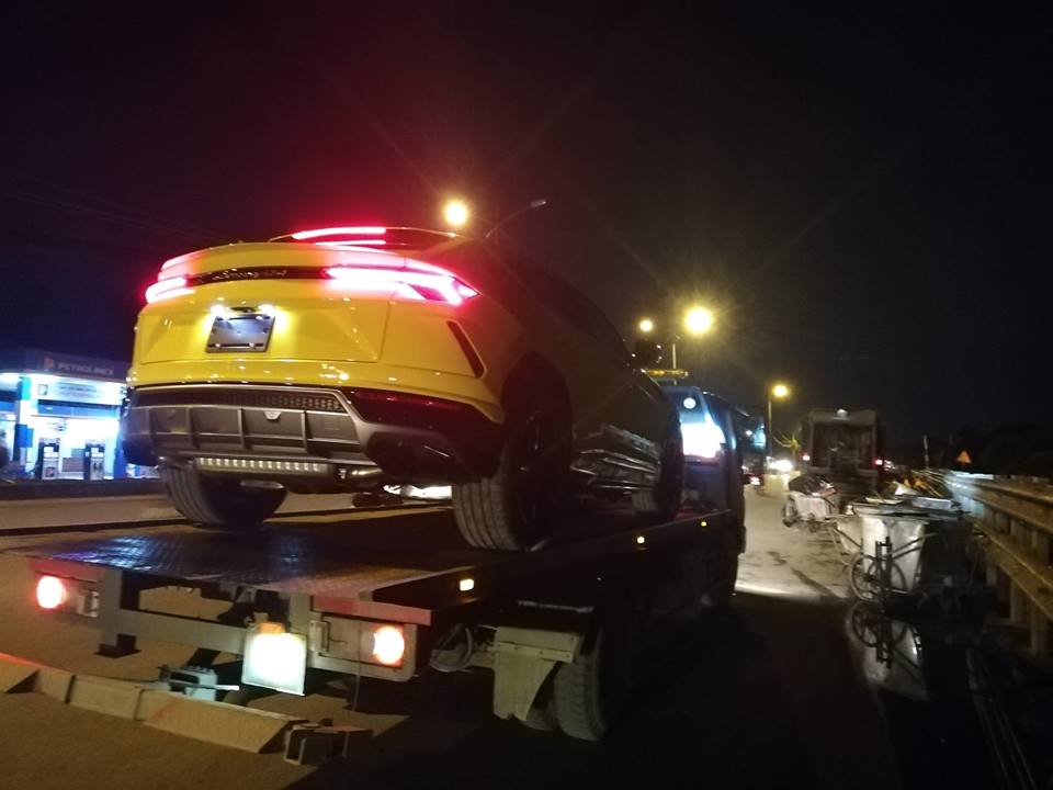 Siêu SUV Lamborghini Urus màu vàng được vận chuyển lên Hà Nội bằng xe chuyên dụng