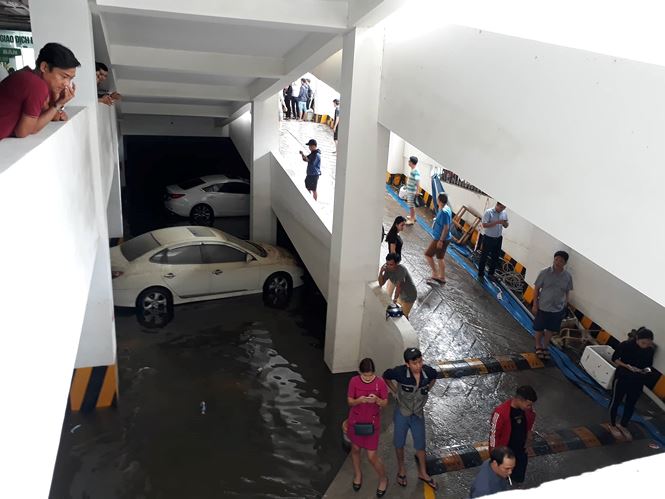 Nước rút, người dân ngẩn ngơ nhìn tài sản của mình ngâm nước gần 2 ngày qua