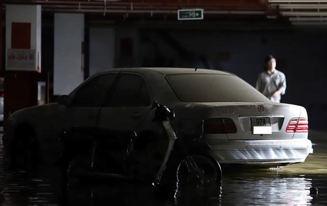 Một ô tô bên trong hầm chung cư thương mại cao cấp Hoàng Anh Gia Lai sau khi nước được bơm gần hết