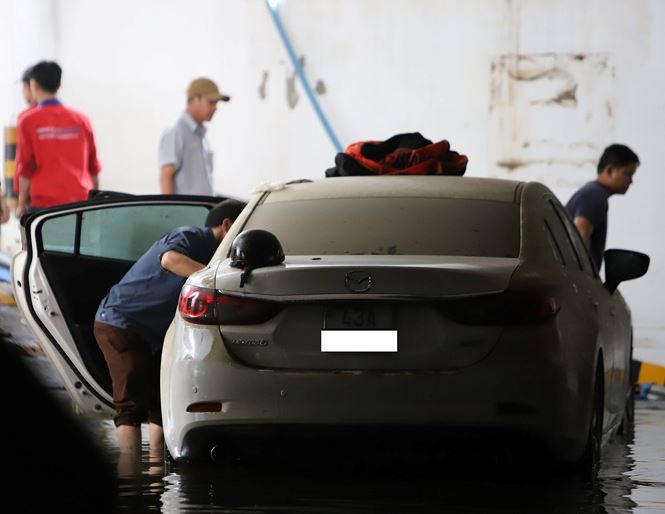 Chủ xe kiểm tra bên trong xe sau khi nước rút