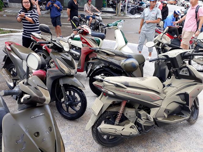 Hàng chục chiếc xe máy các loại của cư dân chung cư bị ngập nước, hư hỏng được đưa ra ngoài