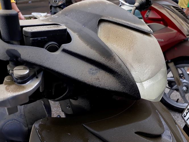 Nước còn đọng trong đèn của các xe máy