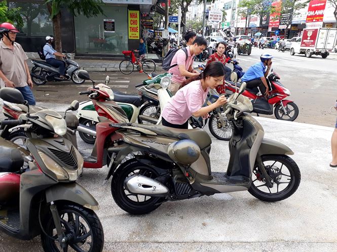 Người dân được đề nghị ghi rõ tên cùng số điện thoại lên giấy rồi dán lên xe trước khi được chở đi sữa chữa