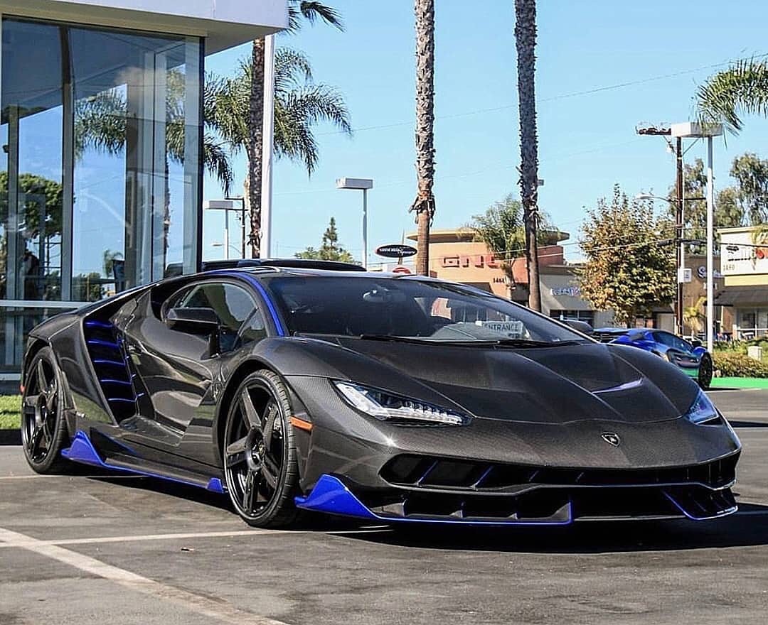 1 trong 20 chiếc Lamborghini Centenario được sản xuất trên toàn thế giới thuộc sở hữu của dan_am_i với bộ áo sợi carbon trần 1 trong 20 chiếc Lamborghini Centenario được sản xuất trên toàn thế giới thuộc sở hữu của dan_am_i với bộ áo sợi carbon trần