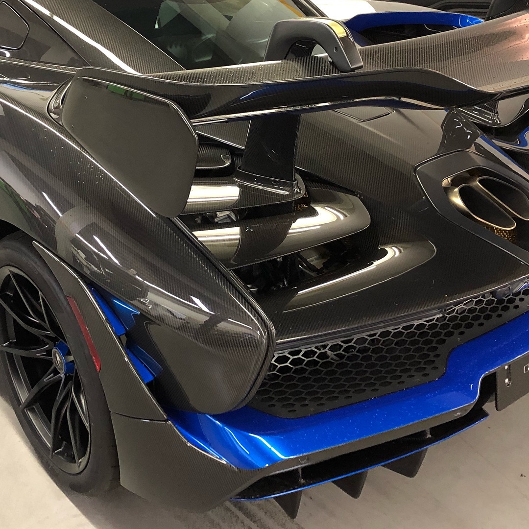 Với điểm nhấn là các sọc đề-can màu xanh dương rất bắt mắt Với điểm nhấn là các sọc đề-can màu xanh dương rất bắt mắt