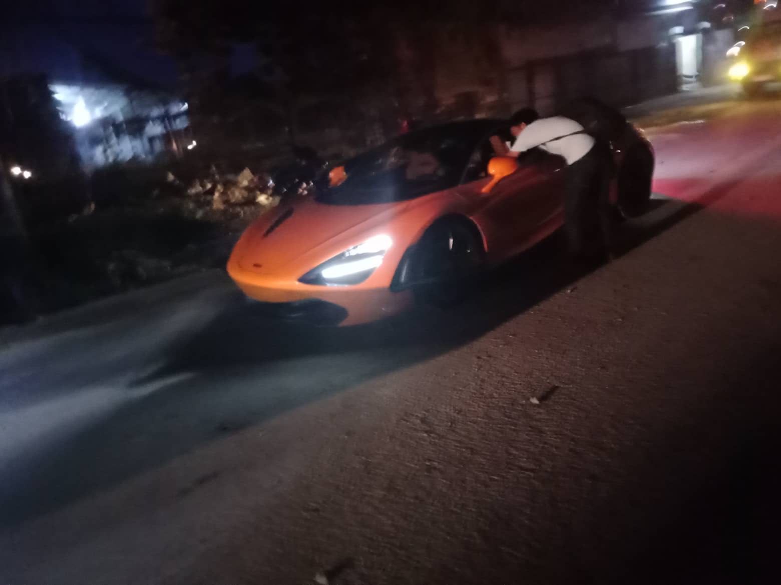 Đến tối cùng ngày, siêu xe McLaren 720S màu cam này đã được bàn giao cho chủ nhân