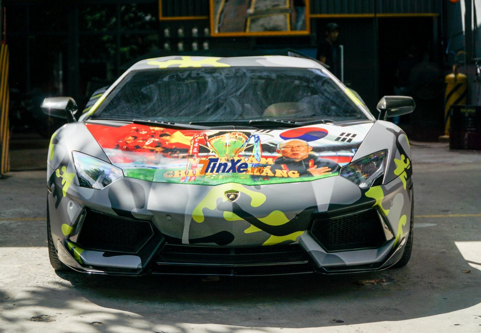 H&igrave;nh ảnh thầy tr&ograve; Park Hang-seo c&ugrave;ng d&ograve;ng chữ Việt Nam chiến thắng tr&ecirc;n tấm băng r&ocirc;n d&aacute;n ở nắp cap&ocirc; Lamborghini Aventador