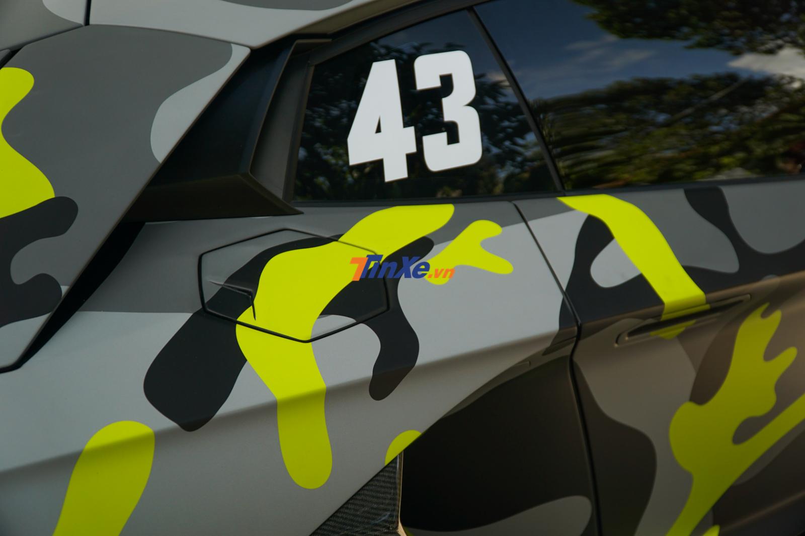 K&iacute;nh chắn gi&oacute; ph&iacute;a sau c&ograve;n c&oacute; con số 43, &aacute;m chỉ Đ&agrave; Nẵng, th&agrave;nh phố chủ nh&acirc;n chiếc Lamborghini Aventador LP700-4 m&agrave;u trắng sinh sống một thời gia d&agrave;i trước khi chuyển v&agrave;o Nam