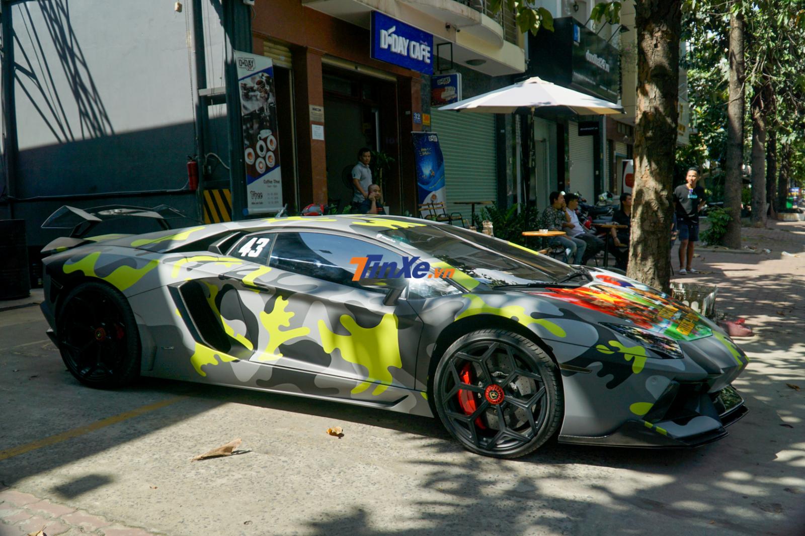 Lamborghini Aventador độ khủng tiếp tục được chủ nhân lên băng rôn cổ vũ tuyển Việt Nam