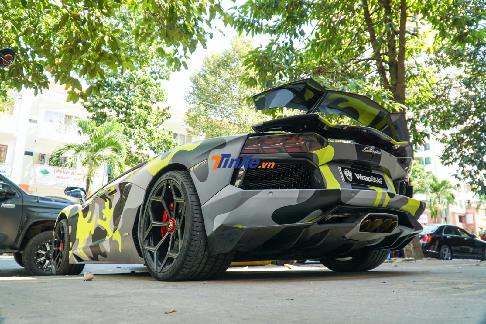 Hay cả khuếch t&aacute;n gi&oacute; ph&iacute;a sau xe