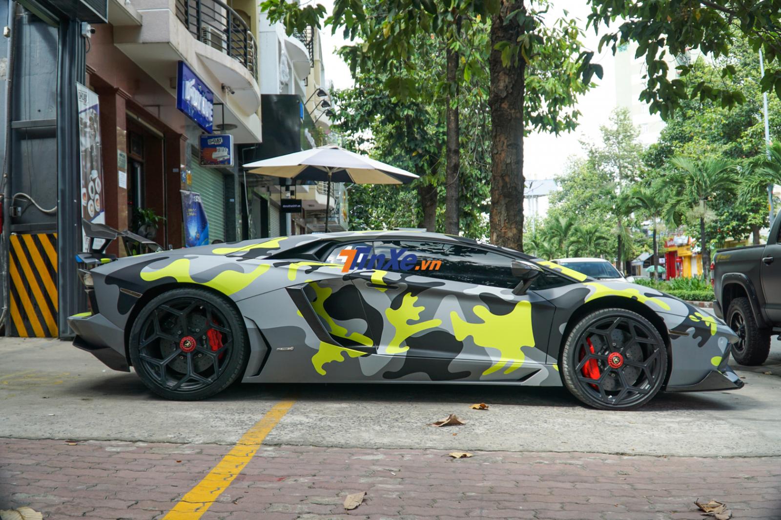 Bộ &aacute;o tuyệt đẹp camo tr&ecirc;n si&ecirc;u xe Lamborghini Aventador LP700-4