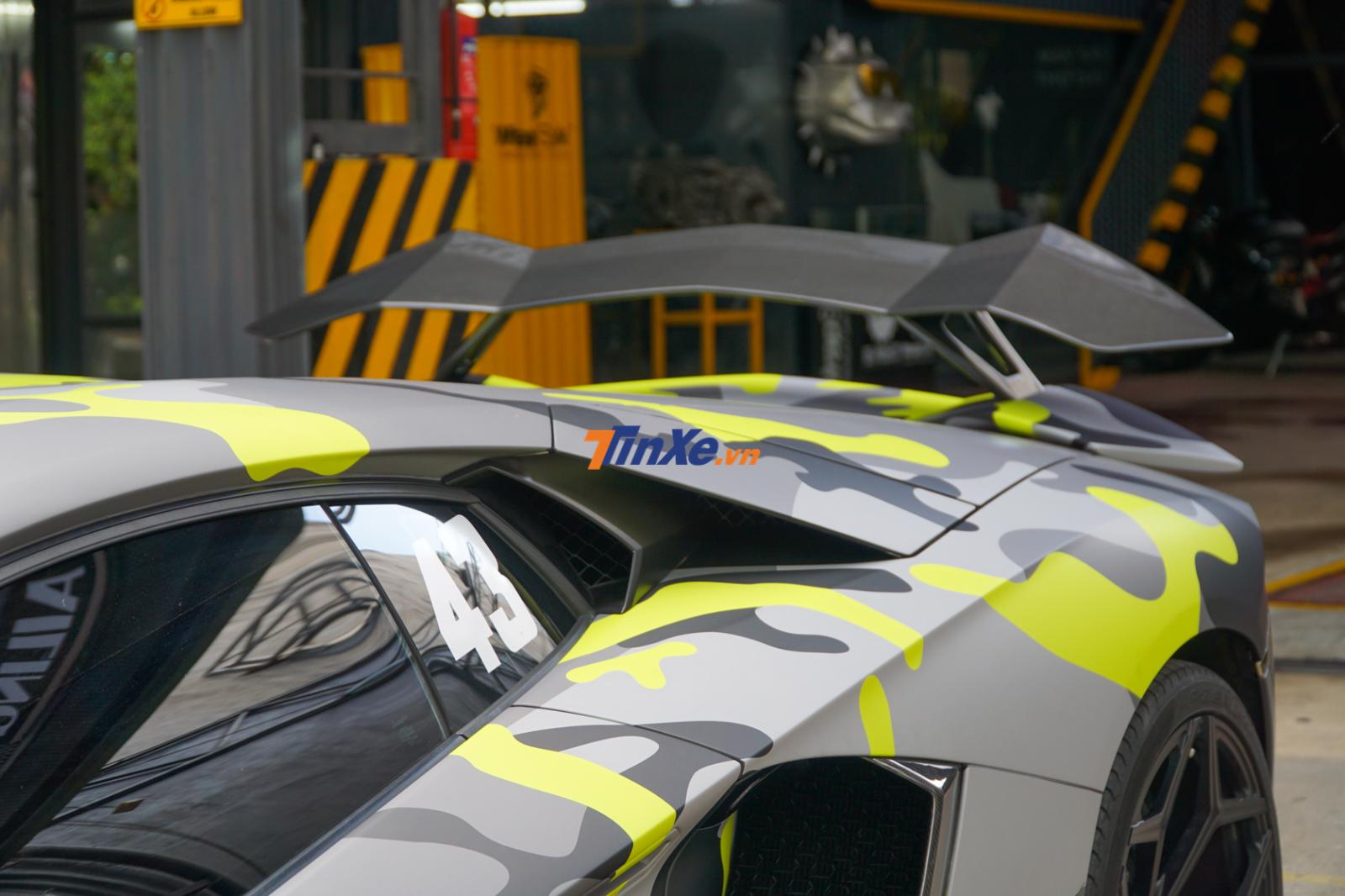 C&aacute;nh gi&oacute; đu&ocirc;i sau v&agrave; ốp hốc gi&oacute; b&ecirc;n h&ocirc;ng