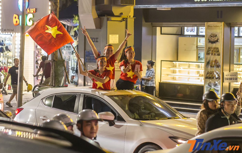 Ô tô là phương tiện được nhiều chị em tin dùng để thả dáng trong đoàn bão