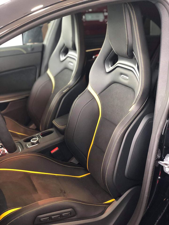 Hay các đường sọc ở ghế ngồi thể thao trên Mercedes-AMG CLA45 4Matic Yellow Night đều được hoàn thành với màu vàng để tạo điểm nhấn cho nội thất màu đen