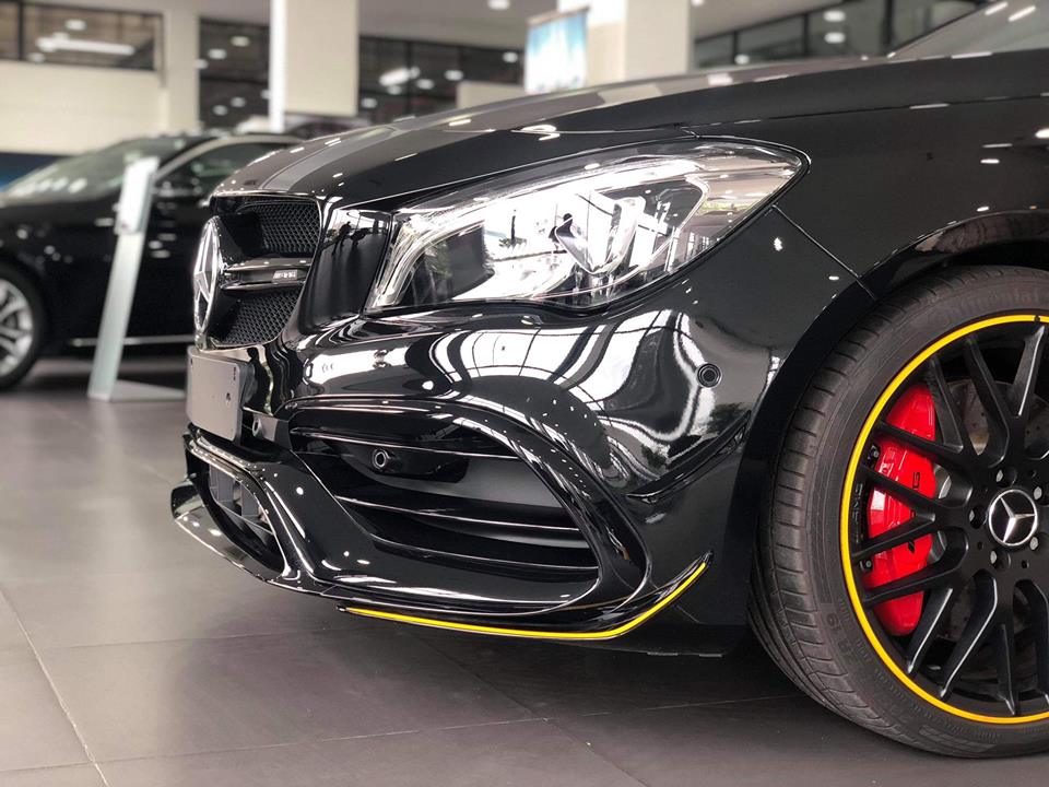 Phiên bản CLA45 4Matic Yellow Night có điểm nhấn ở các hoạ tiết màu vàng xuất hiện ở cản va trước