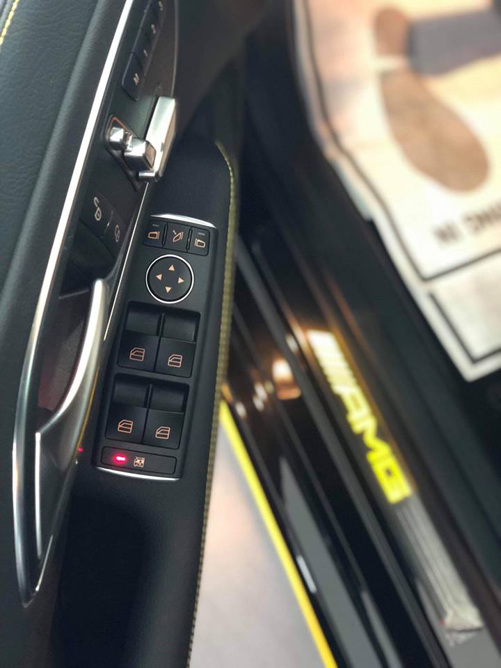 Ngay khi mở cửa bước vào trong khoang lái Mercedes-AMG CLA45 4Matic Yellow Night