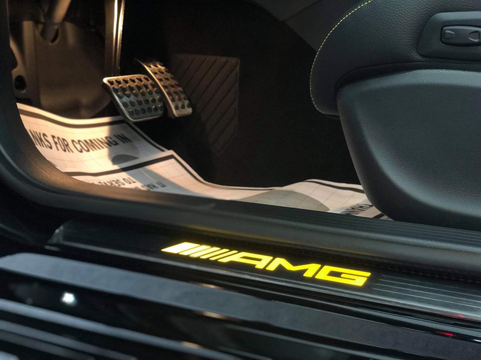 Khách hàng sẽ nhận ra ngay sự khác biệt nữa khi dòng chữ AMG trên bậc cửa phát sáng với màu vàng nổi bật