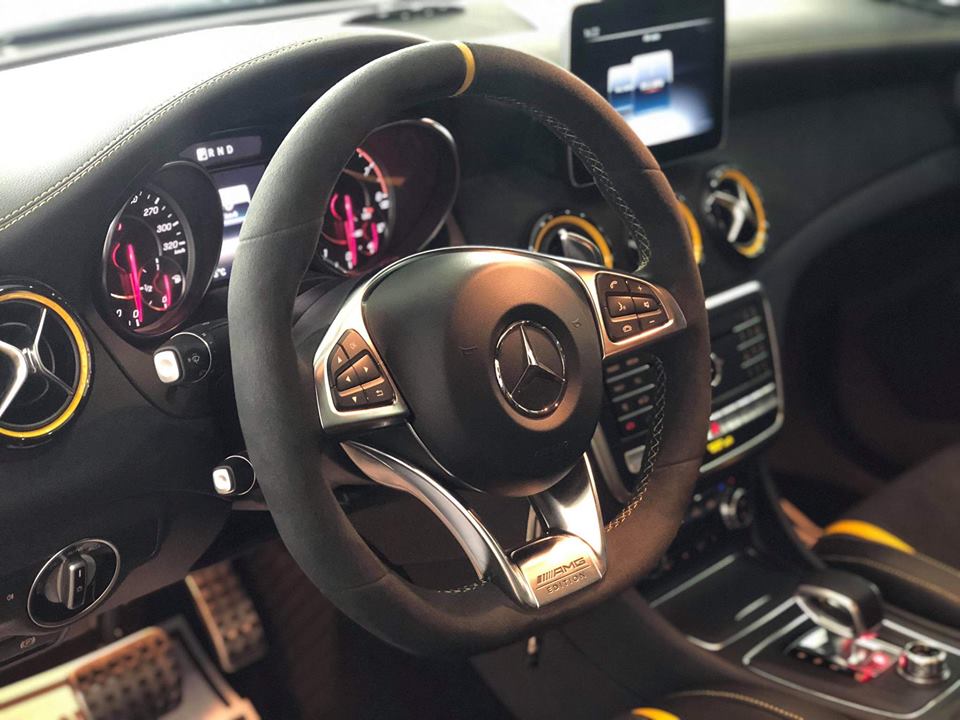  Huy hiệu AMG Edition phía dưới vô-lăng như một dấu hiệu nhận biết đây là phiên bản giới hạn của Mercedes-AMG CLA45 4Matic