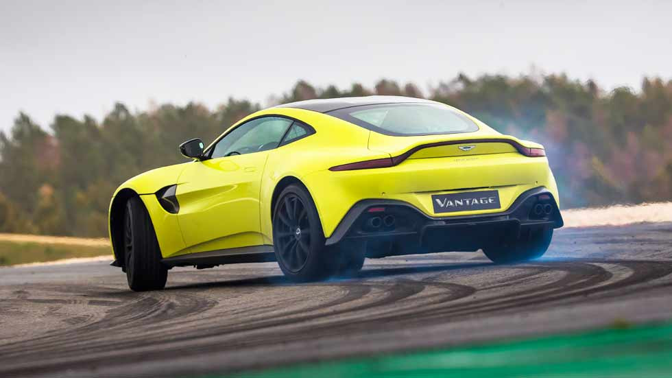 Aston Martin V8 Vantage 2018 chính hãng đầu tiên về Việt Nammang ngoại thất màu Lime Essence