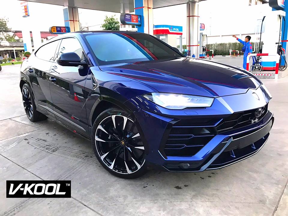 Lamborghini Urus đầu tiên đến Lào mang ngoại thất màu xanh đậm