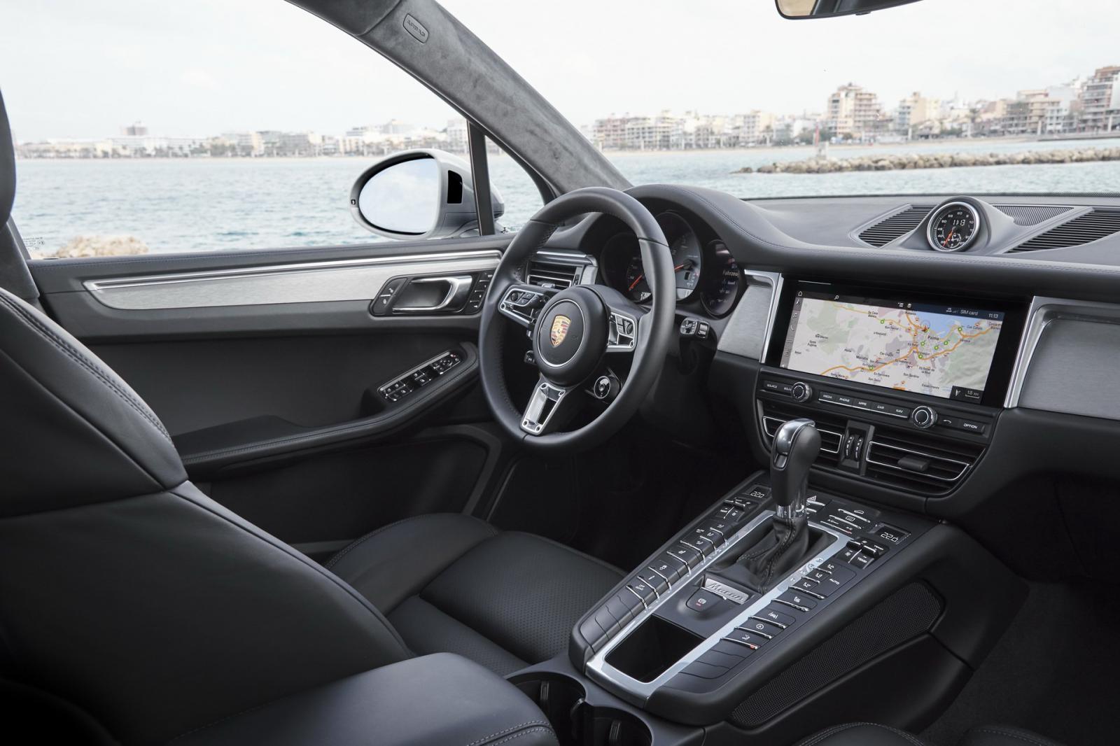 Nội thất của Porsche Macan S 2019 có một số tiện ích đáng giá