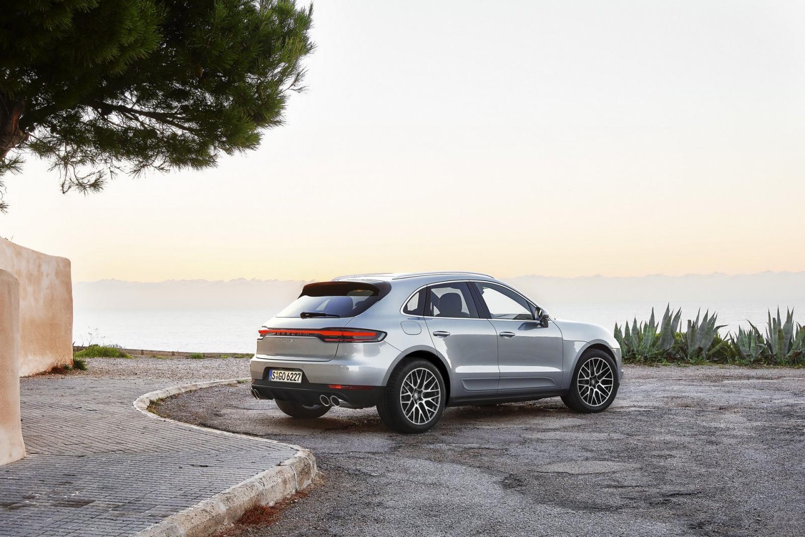 Đuôi xe Porsche Macan S 2019 nổi bật với dải đèn LED nối liền 2 cụm đèn hậu