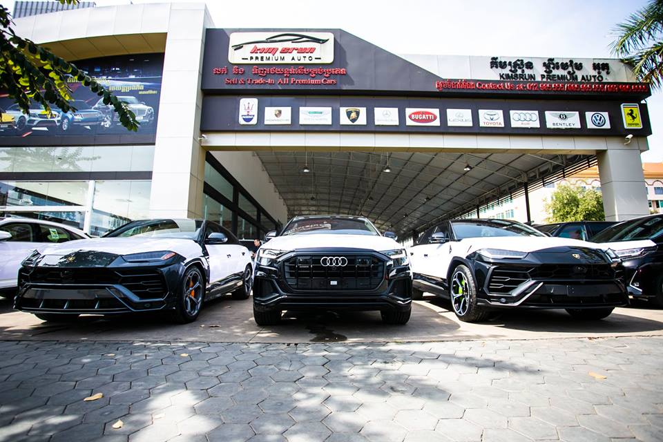 Audi Q8 2019 chính giữa và 2 bên là Lamborghini Urus tại một công ty nhập khẩu siêu xe có tiếng ở Campuchia