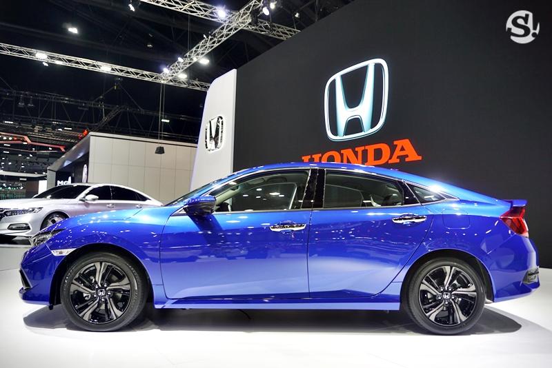 Bên sườn Honda Civic 2019 bản 1.5 xuất hiện bộ vành hợp kim 17 inch