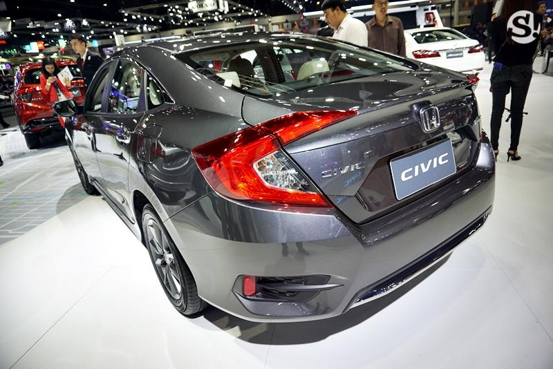 Đằng sau Honda Civic 2019 chỉ có thêm thanh mạ crôm trên cản trước