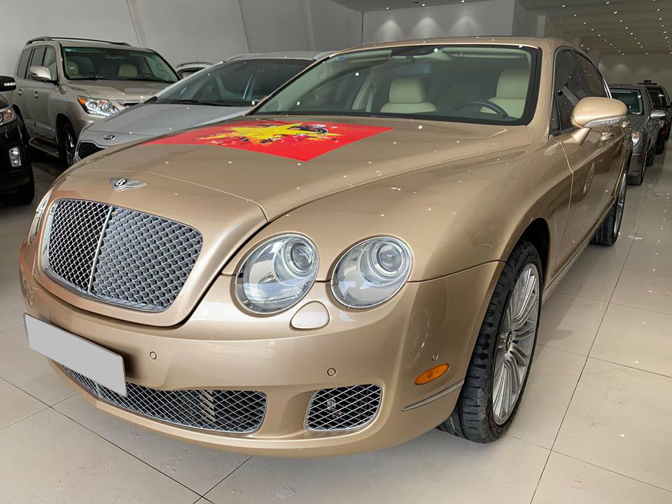 Chiếc xe siêu sang Bentley đã qua sử dụng này còn nguyên hình ảnh thầy trò Park Hang-seo trên nắp capô