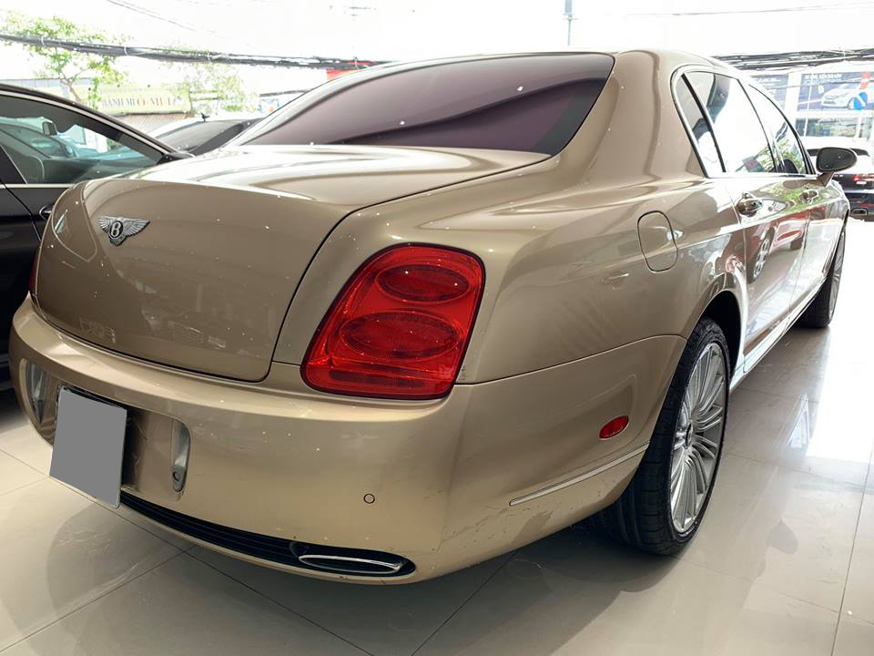 Phần đuôi xe không được dán thêm gì để cổ vũ tuyển Việt Nam