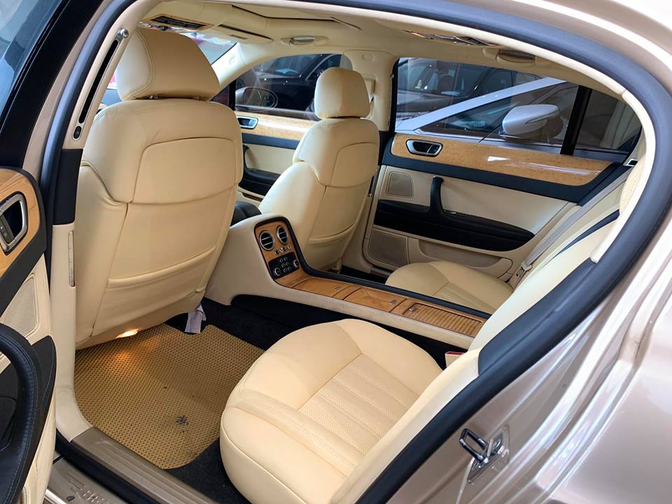 2 hàng ghế sau độc lập và có vách ngăn đẹp mắt