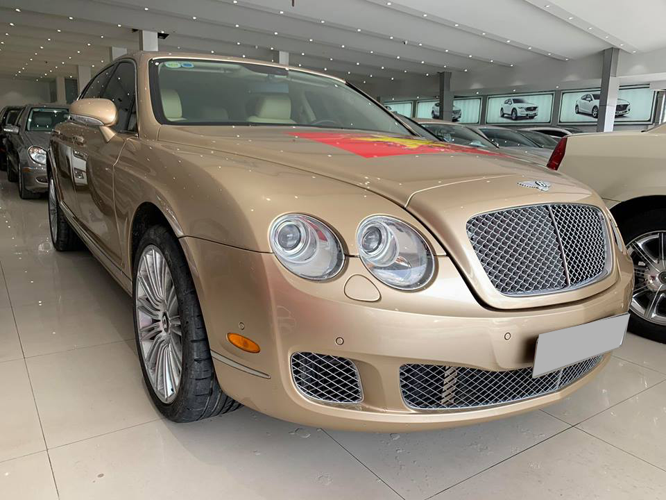 Hình ảnh thầy trò Park Hang-seo trên nắp capo của xe siêu sang