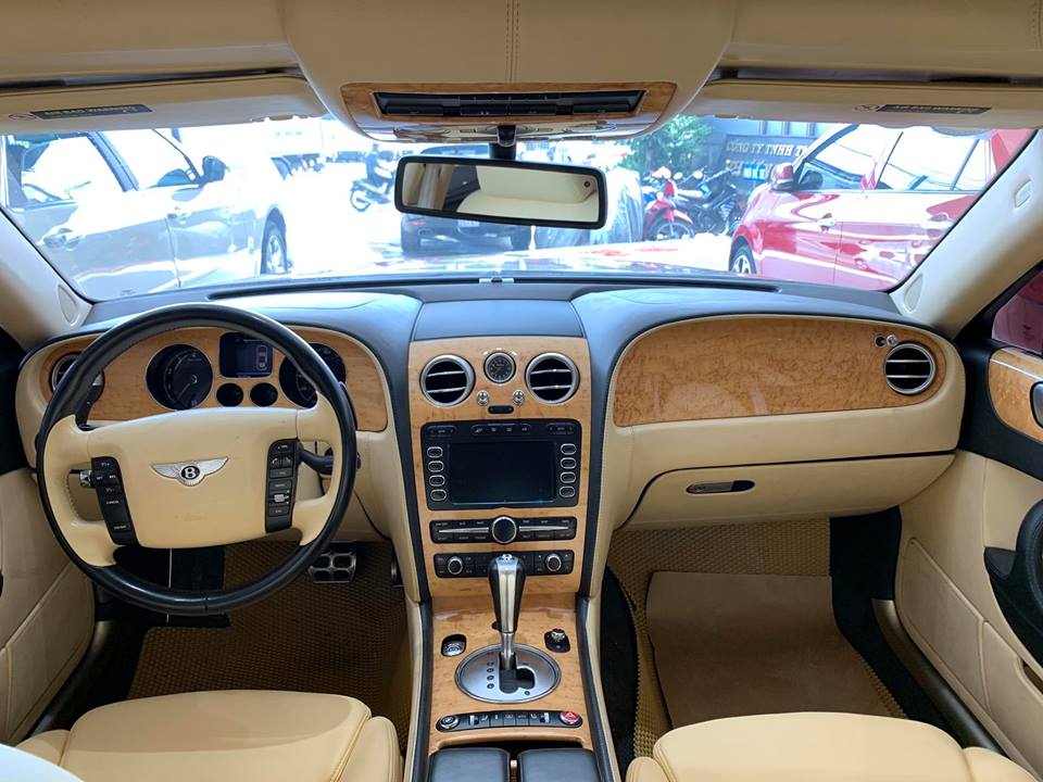 Nội thất có màu sơn vàng nhạt và nhiêu chi tiết ốp gỗ